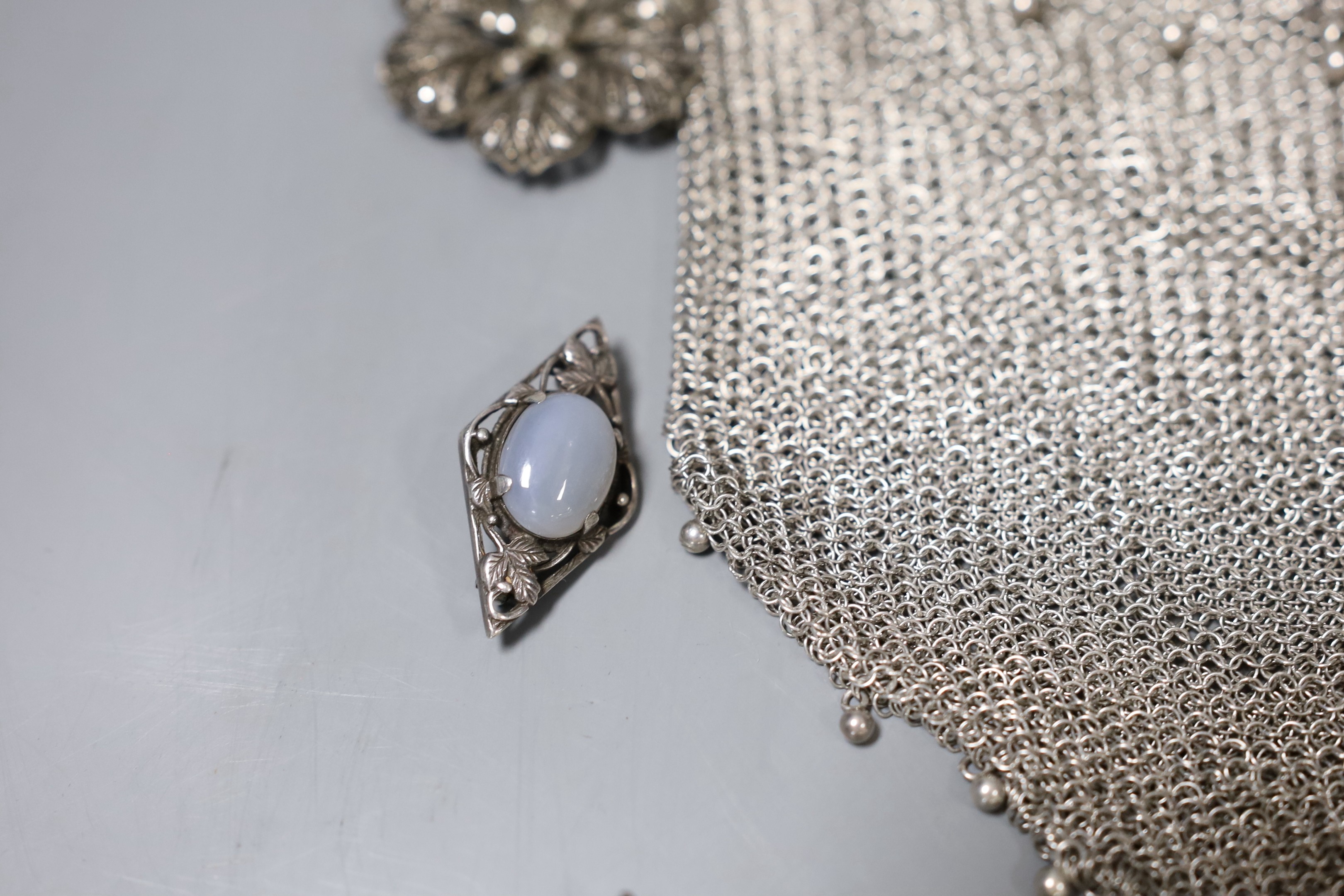 Two white metal purses and minor jewellery.